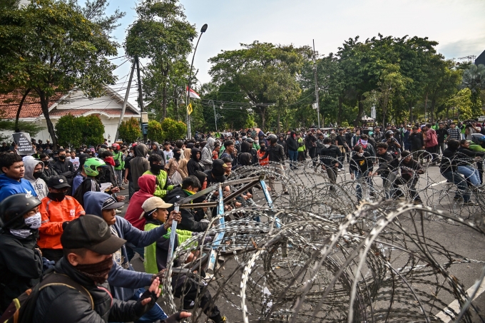 Người biểu tình kéo dây thép gai trong cuộc biểu tình trước dinh thống đốc ở Surabaya ngày 29/8. Ảnh: AFP