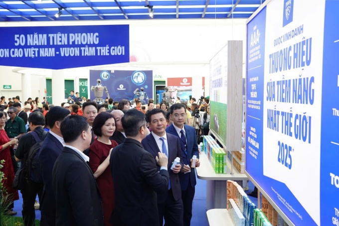 Bộ trưởng Bộ Công Thương Nguyễn Hồng Diên (thứ hai từ phải sang) tham quan gian hàng Vinamilk tại khu trưng bày. Ảnh: Nam Nguyễn