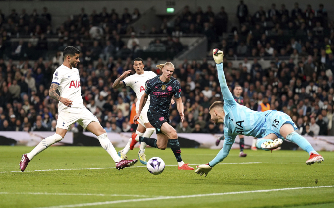 Haaland băng vào chuẩn bị đệm bóng cận thành mở tỷ số khi Man City hạ chủ nhà Tottenham 2-0 trong trận đá bù vòng 34 Ngoại hạng Anh ngày 14/5/2024. Ảnh: AP