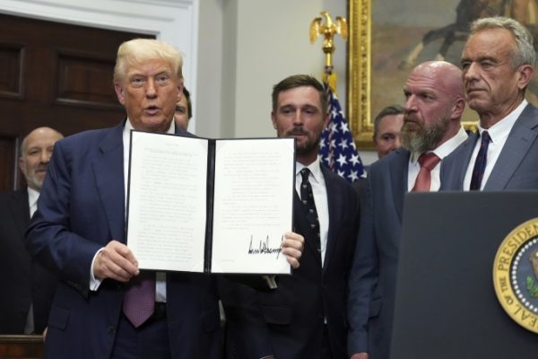 Ông Trump ký sắc lệnh mới về thể lực học sinh trường công
