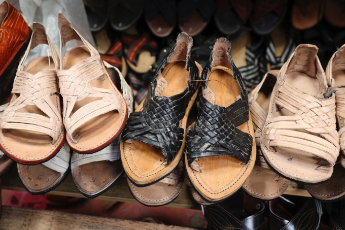 Những đôi huaraches được bày bán tại một khu chợ ở bang Oaxaca, Mexico ngày 8/8. Ảnh: AP