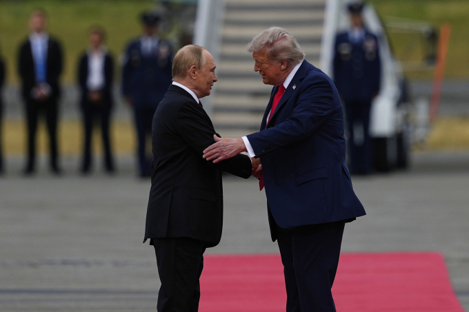 Tổng thống Trump (phải) đón tiếp Tổng thống Putin tại Alaska ngày 15/8. Ảnh: AP