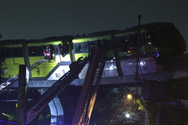 Ấn Độ: Giải cứu 800 người mắc kẹt trên tàu do mưa lớn