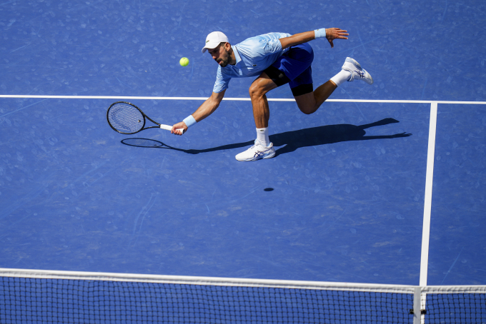 Djokovic đỡ bóng trong trận gặp Zachary Svajda ở vòng 2 Mỹ Mở rộng hôm 27/8/2025. Ảnh: AP
