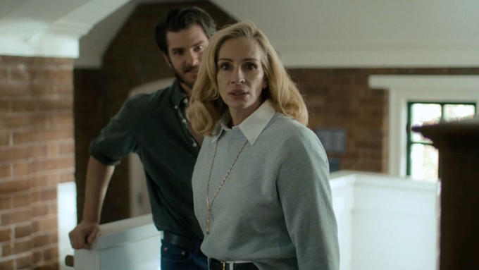 Julia Roberts (phải) và Andrew Garfield (trái) trong After the Hunt. Ảnh: Amazon MGM Studios