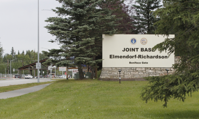 Cổng vào căn cứ liên hợp Elmendorf-Richardson ở Anchorage, Alaska hôm 13/8. Ảnh: AP