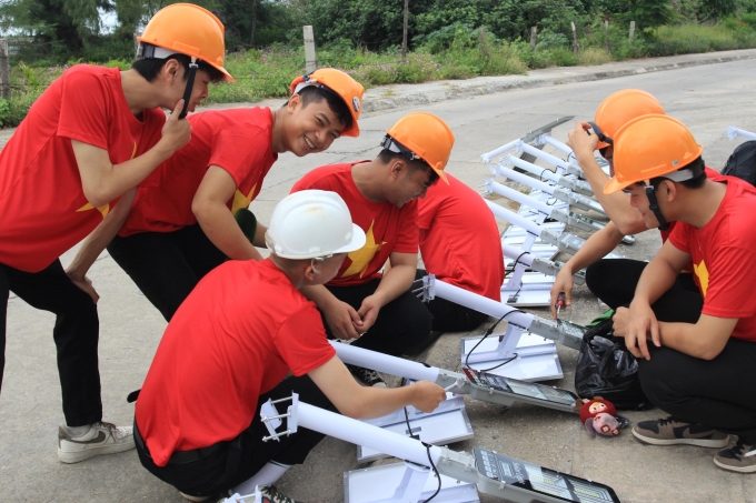 Các bạn sinh viên tình nguyện lắp đèn năng lượng mặt trời cho người dân. Ảnh: Vingroup