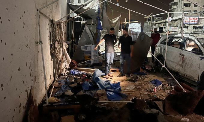 Hiện trường vụ tập kích được cho là khiến 5 nhà báo của Al Jazeera thiệt mạng tại Gaza City hôm 10/8. Ảnh: Reuters