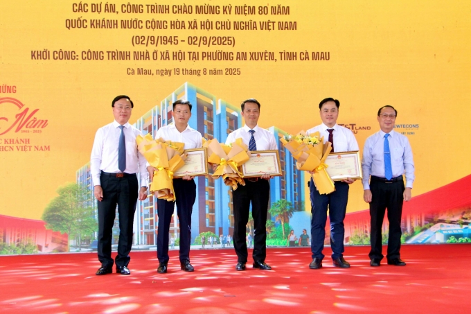 Tại lễ khởi công, UBND tỉnh Cà Mau trao Bằng khen cho Tập đoàn T&T Group, Công ty TNHH T&T Land Cà Mau, vinh danh những đóng góp trong việc triển khai chương trình nhà ở xã hội của doanh nghiệp. Ảnh: T&T Group