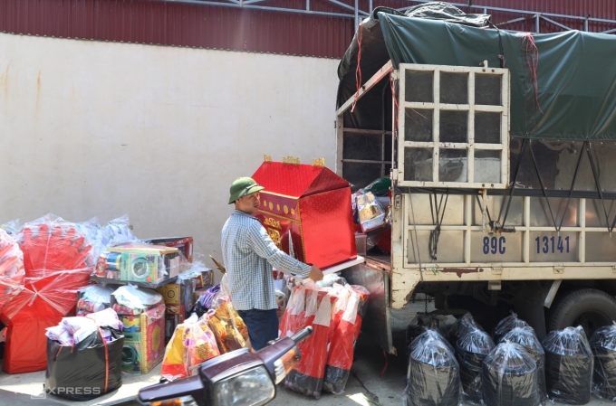 Hàng mã được vận chuyển ra thị trường phụ vụ dịp tháng 7 âm lịch. Ảnh: Ngọc Thành
