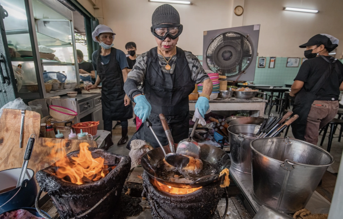 Bà Supinya Junsuta, chủ quán đang chế biến món trứng cuộn cua nổi tiếng tại quán. Ảnh: Bangkok Post