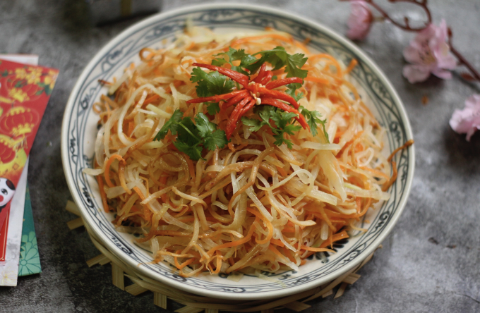 Món su hào xào mực trong mâm cỗ Bát Tràng. Ảnh: Bùi Thuỷ