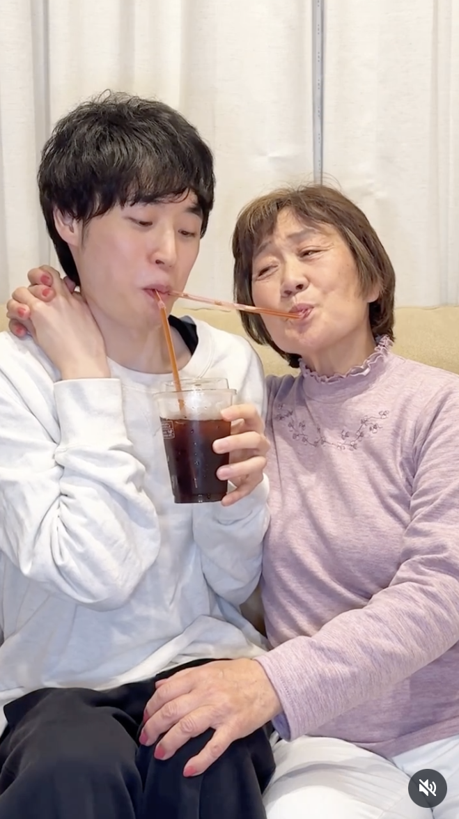 Bà Aiko, 83 tuổi và bạn trai Kofu, 23 tuổi thường xuyên thể hiện tình cảm trên mạng xã hội. Ảnh: Couple_renai