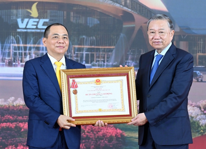 Tổng bí thư Tô Lâm trao tặng Huân chương Lao động hạng Nhất cho ông Phạm Nhật Vượng - Chủ tịch Tập đoàn Vingroup tại sự kiện. Ảnh: Vingroup