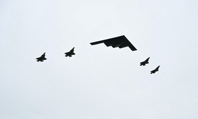 Oanh tạc cơ B-2 và 4 tiêm kích F-35 bay trình diễn tại căn cứ liên hợp Elmendorf-Richardson hôm 15/8. Ảnh: AFP