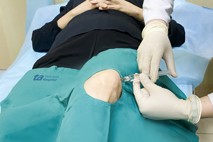 Bác sĩ tiêm khớp, tiêm gân điều trị giảm đau, thoái hóa khớp gối cho người bệnh. Ảnh: Bệnh viện Đa khoa Tâm Anh