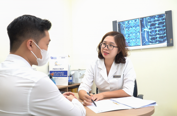 Bác sĩ Phương lưu ý bệnh nhân về các biện pháp phòng ngừa virus Chikungunya. Ảnh: Bệnh viện Đa khoa Tâm Anh