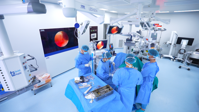 Bác sĩ Hiếu và êkíp tái tạo dây chằng cho bệnh nhân Tuấn. Ảnh: Bệnh viện Đa khoa Tâm Anh