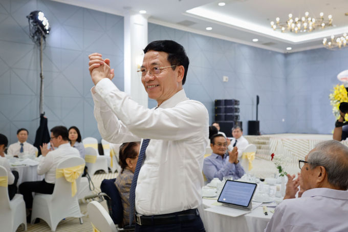 Bộ trưởng Nguyễn Mạnh Hùng cảm ơn các cán bộ khoa học công nghệ, bưu chính viễn thông phía Nam, chiều 23/8. Ảnh: Bộ KH&CN