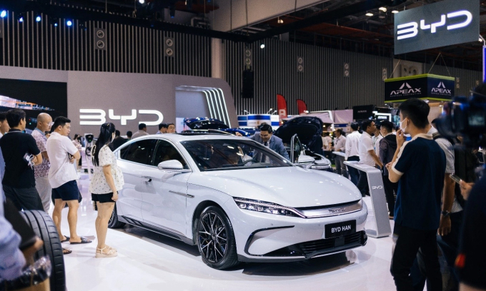 Khách tham khảo xe BYD tại triển lãm ôtô VMS 2024 ở TP HCM. Ảnh: BYD