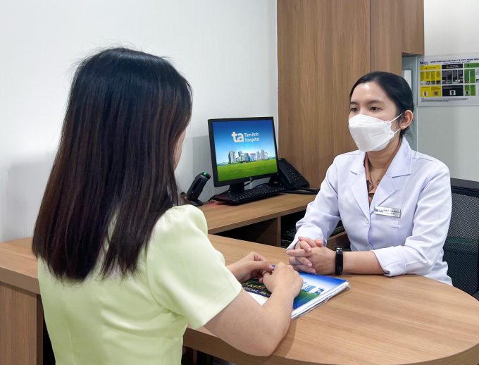 Bác sĩ Thư tư vấn cho chị Lina. Ảnh: Bệnh viện Đa khoa Tâm Anh