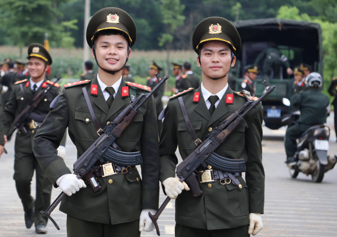 Minh Đức (phải) và đồng đội khối sĩ quan Hậu cần - Kỹ thuật CAND trên thao trường ở Hòa Lạc tháng 7/2025. Ảnh: Nhân vật cung cấp