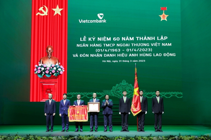 Vietcombank được trao tặng nhiều phần thưởng cao quý của Đảng và Nhà nước, đặc biệt là danh hiệu Anh hùng lao động (năm 2023). Ảnh: Vietcombank