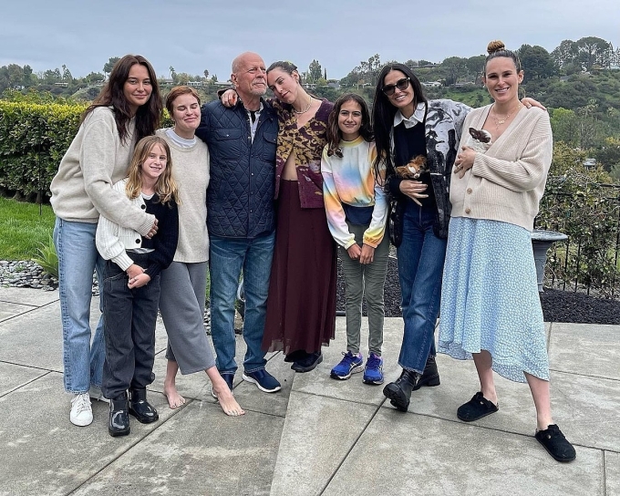 Bruce Willis đón sinh nhật cùng đại gia đình năm 2023. Diễn viên đứng giữa hai con gái lớn Tallulah (trái) và Scout, Demi Moore đứng cạnh Rumer (phải) và Mabel. Ảnh: Instagram Demi Moore