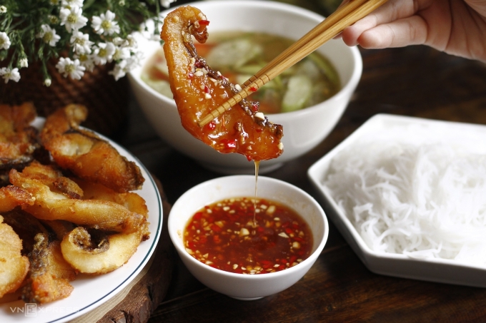 Bún cá chấm.