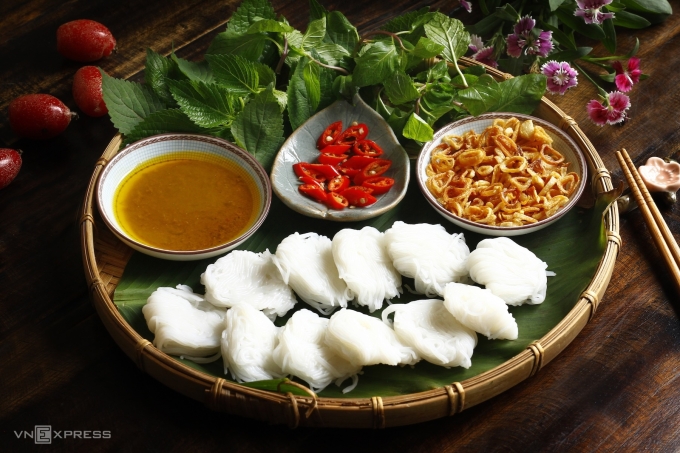 Bún hến màu cua chưng. Ảnh: Bùi Thủy