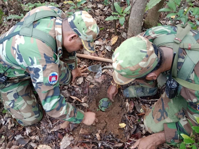 Hình ảnh hai người mặc quân phục Campuchia đang chôn mìn chống bộ binh, được lưu trong điện thoại mà quân đội Thái Lan tìm thấy ở biên giới ngày 19/8. Ảnh: BQP Thái Lan