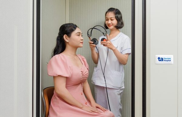 Nghe một bên tai nghe có gây điếc không?