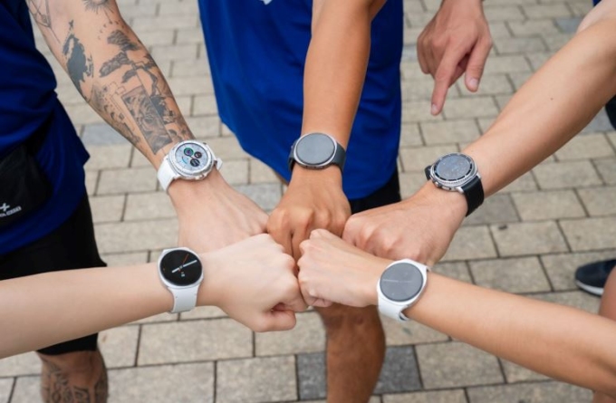 Hai dòng Galaxy Watch8 và Galaxy Watch8 Classic phiên bản trắng và đen. Ảnh: Samsung