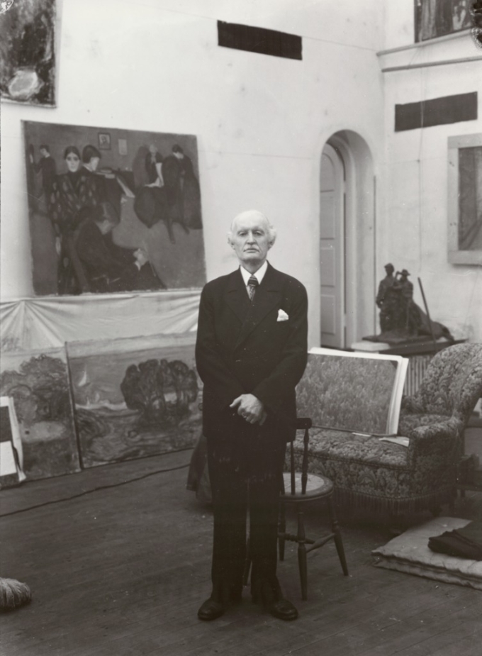Danh họa Edvard Munch tại trong xưởng vẽ Ekely năm 1938. Ảnh: Munch Museum