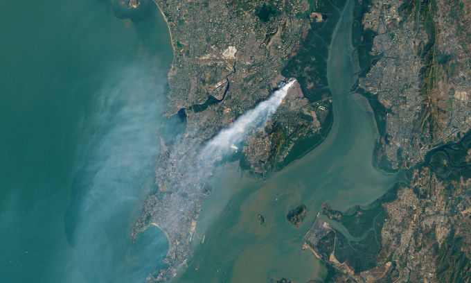 Ảnh vệ tinh đám cháy tại bãi rác ở Deonar, Mumbai, năm 2016. Ảnh: NASA