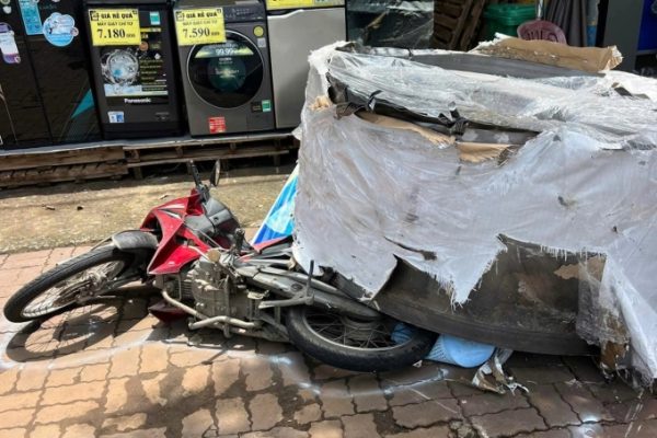 Thép cuộn hàng chục tấn rơi xuống đường: Tai nạn nguy hiểm
