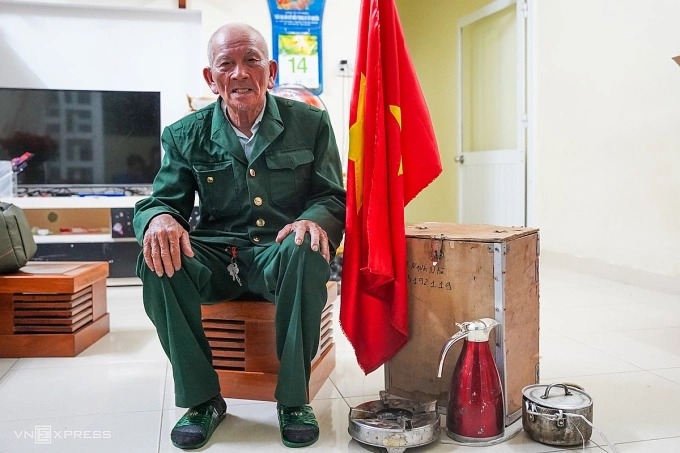 Cựu binh Trần Văn Thanh cùng tư trang trên hành trình từ TP Vinh (Nghệ An) vào TP HCM xem diễu binh dịp 30/4/2025. Ảnh: Bùi Toàn