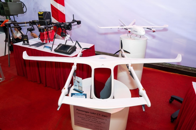 Các mẫu drone Make in Viet Nam được trưng bày tại triển lãm bên lề Đại hội. Ảnh: Đình Tùng