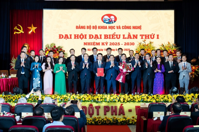 Thủ tướng Phạm Minh Chính tặng hoa chúc mừng Ban chấp hành Đảng bộ Bộ Khoa học và Công nghệ, nhiệm kỳ 2025 - 2030. Ảnh: Đình Tùng
