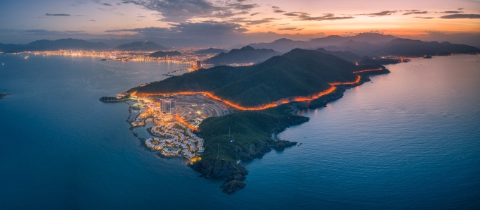 Một góc đèo Lương Sơn quanh co, bám lấy vịnh biển tại khu Bắc Nha Trang. Ảnh: KDI Holdings