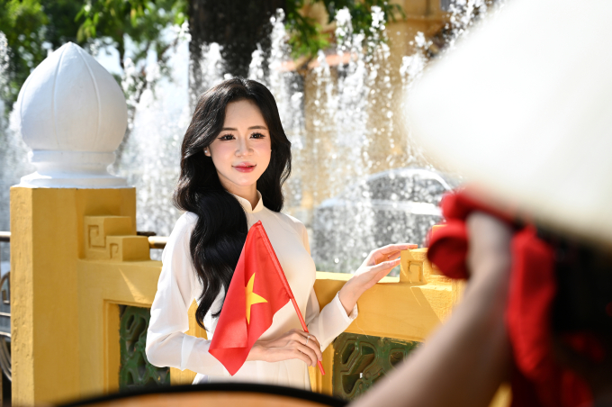 Người Hà Nội chụp ảnh áo dài ở Lăng Chủ tịch Hồ Chí Minh hôm 11/8. Ảnh: Giang Huy
