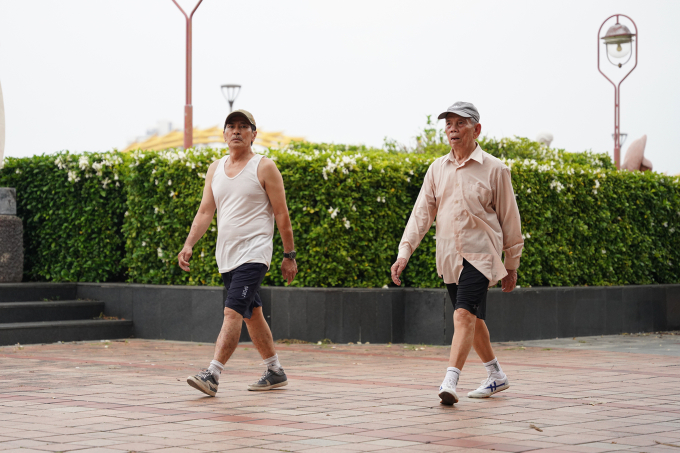 Người dân tập thể dục ven sông Hàn, Đà Nẵng, tháng 5/2024. Ảnh: Nguyễn Đông