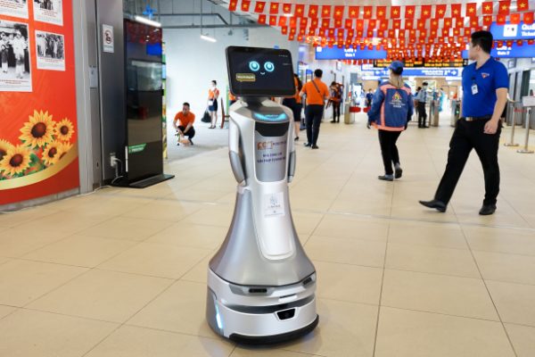 Robot lễ tân phục vụ hành khách tại metro TP HCM