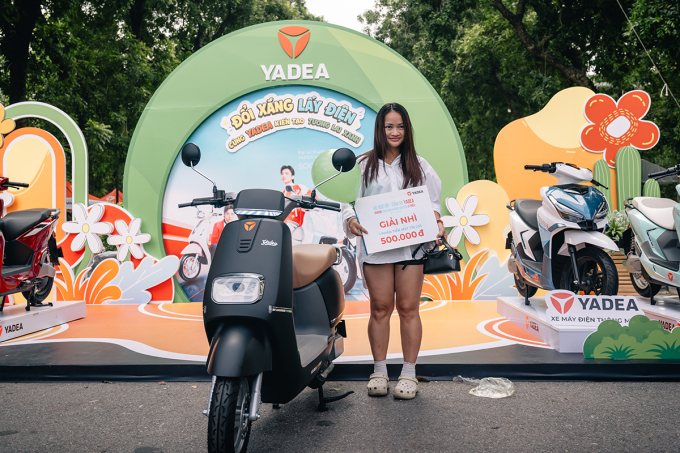 Người tham dự mua xe máy điện Yadea và nhận phần quà. Ảnh: Yadea