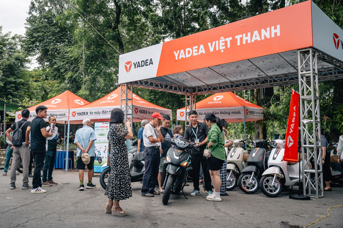 Sự kiện thu hút nhiều người tham dự và quan tâm đến việc đổi xe xăng lên đời xe điện. Ảnh: Yadea