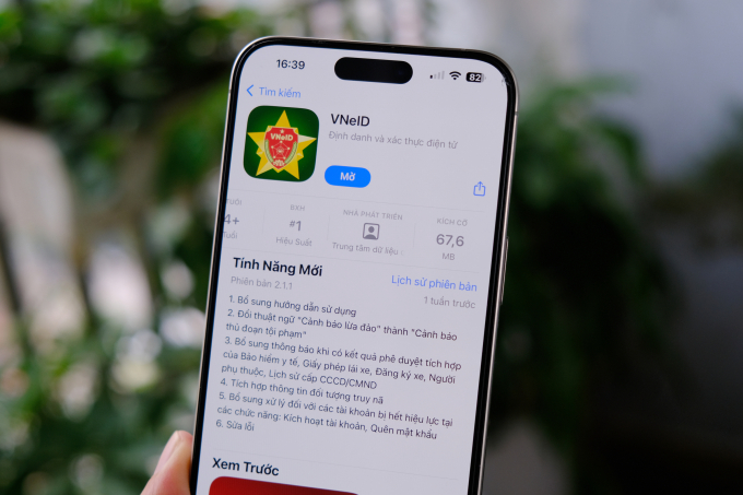 Giao diện VNeID trên App Store của iPhone 15 Pro Max. Ảnh: Văn Quý