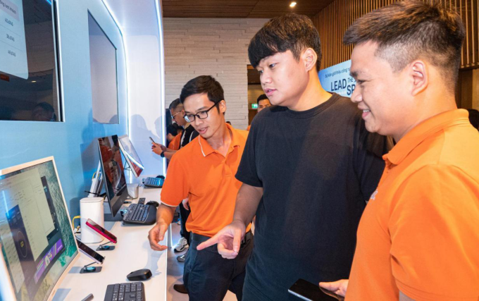 Reviewer Duy Thẩm trải nghiệm tại sự kiện. Ảnh: FPT
