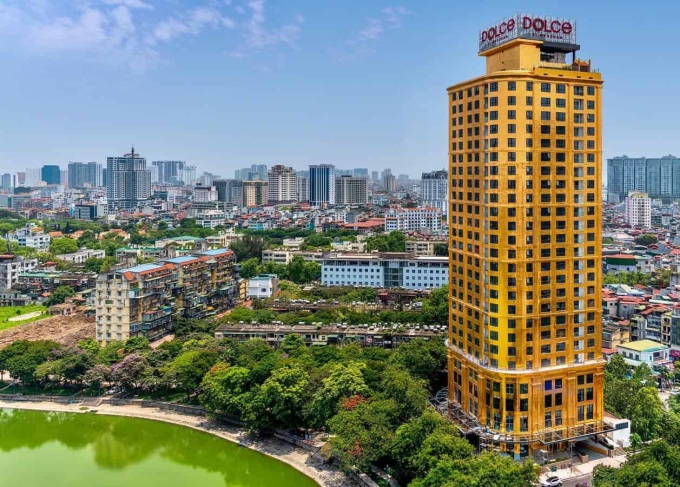 Khách sạn Dolce by Wyndham Hanoi Golden Lake nằm đối diện hồ Giảng Võ. Ảnh: Booking