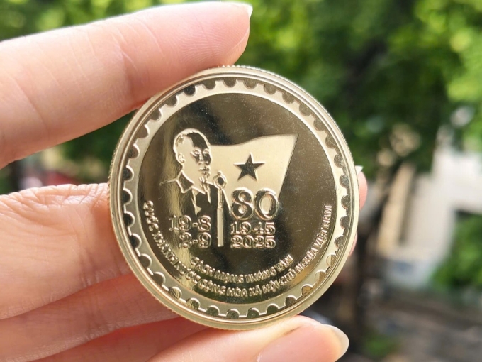 Mặt sau đồng xu in nổi Quốc huy và hoa sen. Ảnh: Vietnam Post