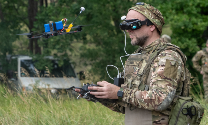 Thành viên Lữ đoàn 57 Ukraine điều khiển drone tại tỉnh Kharkov hôm 12/8. Ảnh: AP